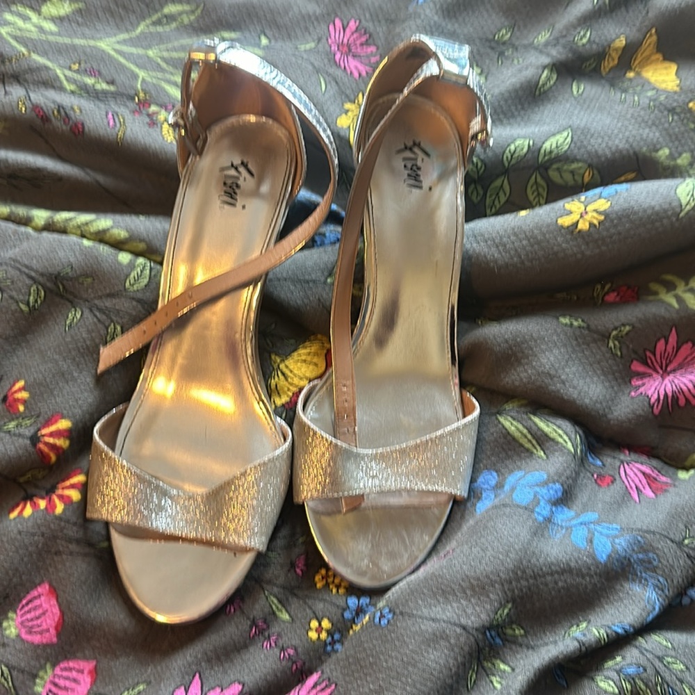 Silver Heels - Picture 4 of 4
